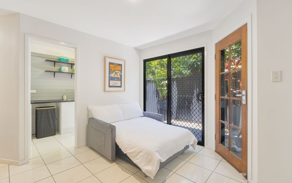 Palmy Villa – Pet Friendly Palm Beach Home with Pool – Min.3 Night Stays – Linen Provided