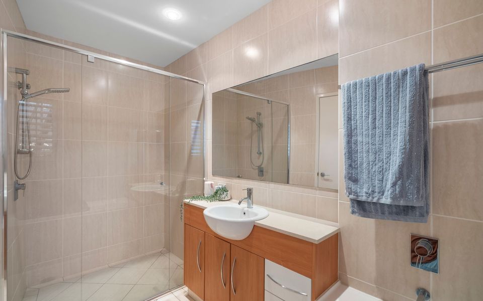 Bayswater 13 – Beachside Tugun Penthouse Apartment – Min. 3 Night Stays – Linen Provided