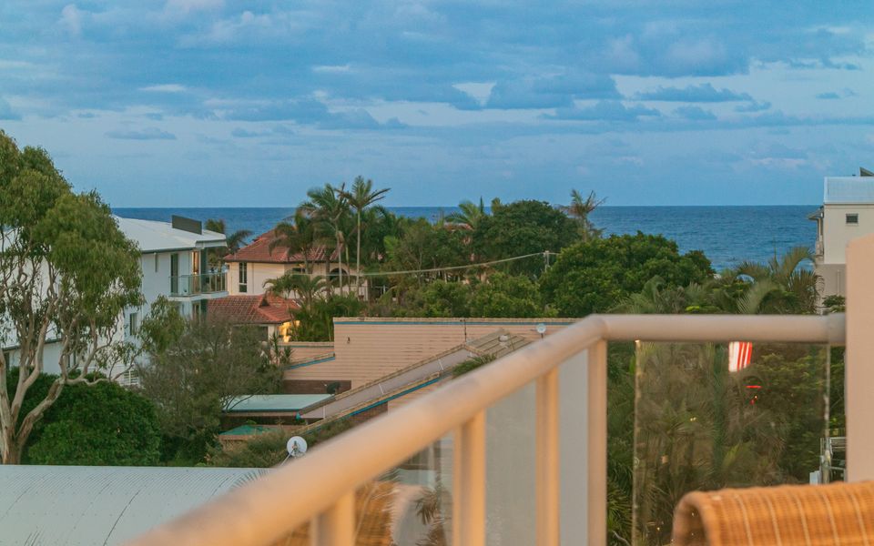 Bayswater 13 – Beachside Tugun Penthouse Apartment – Min. 3 Night Stays – Linen Provided