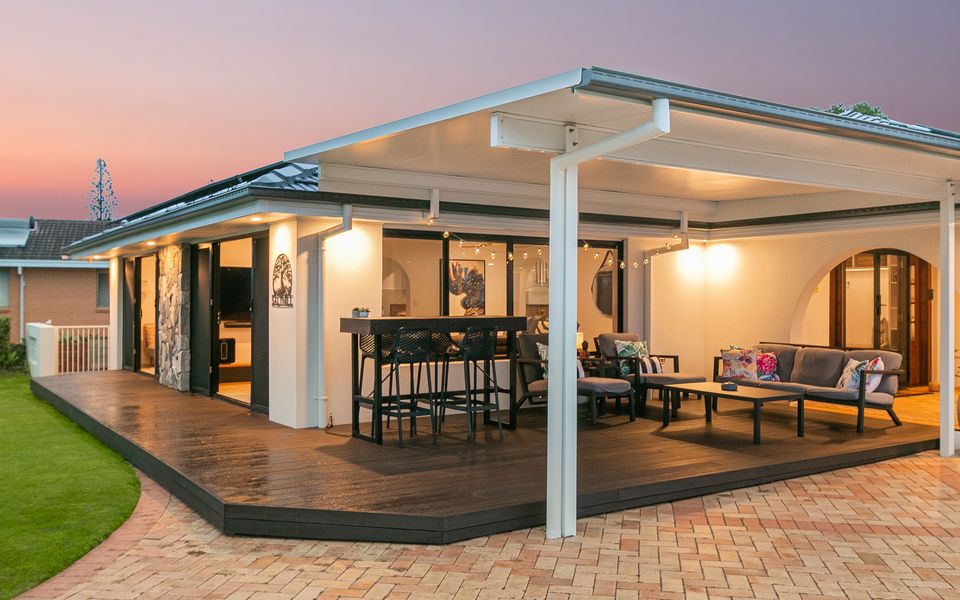 Salthill – Waterfront Pet Friendly Family Home on the Tweed River – Linen Provided – Min. 3 Night Stays!