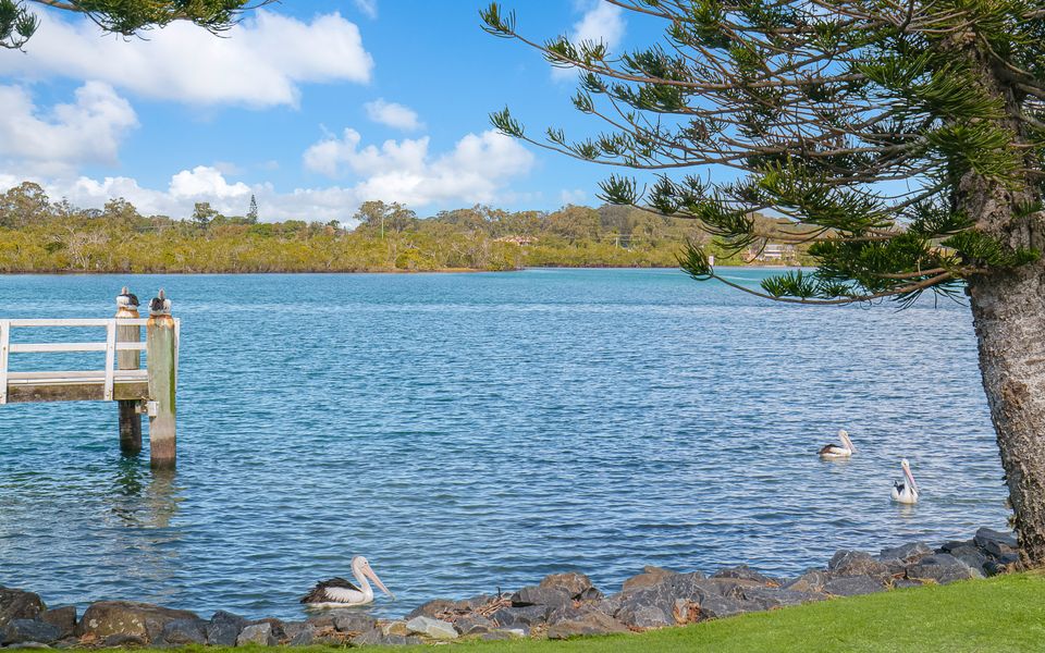 Salthill – Waterfront Pet Friendly Family Home on the Tweed River – Linen Provided – Min. 3 Night Stays!