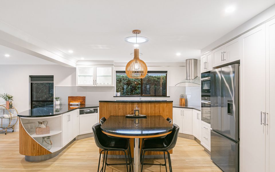 Salthill – Waterfront Pet Friendly Family Home on the Tweed River – Linen Provided – Min. 3 Night Stays!