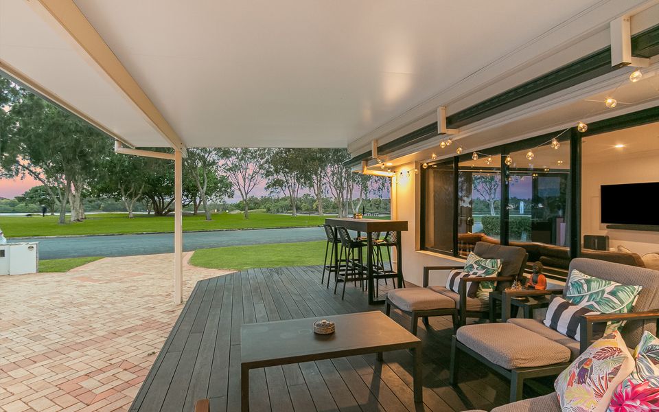 Salthill – Waterfront Pet Friendly Family Home on the Tweed River – Linen Provided – Min. 3 Night Stays!