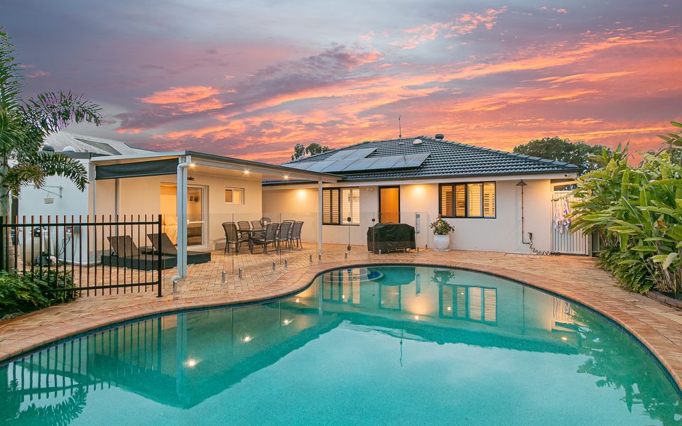 Salthill – Waterfront Pet Friendly Family Home on the Tweed River – Linen Provided – Min. 3 Night Stays!