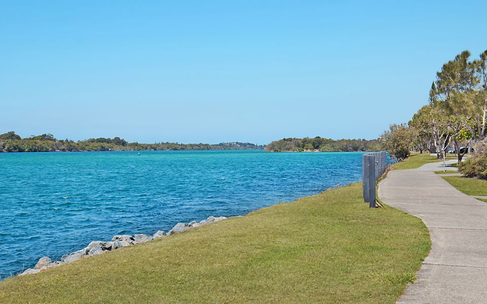 Salthill – Waterfront Pet Friendly Family Home on the Tweed River – Linen Provided – Min. 3 Night Stays!