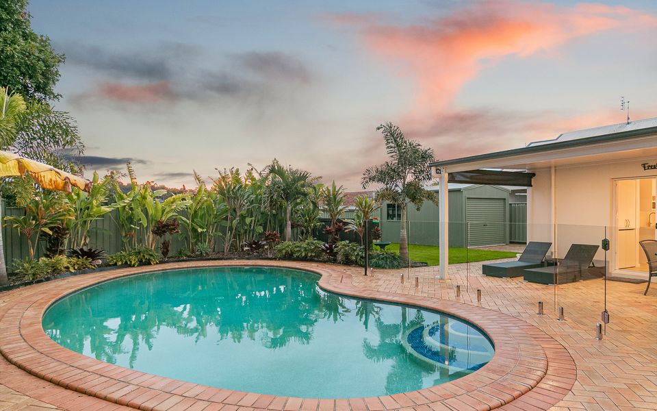Salthill – Waterfront Pet Friendly Family Home on the Tweed River – Linen Provided – Min. 3 Night Stays!