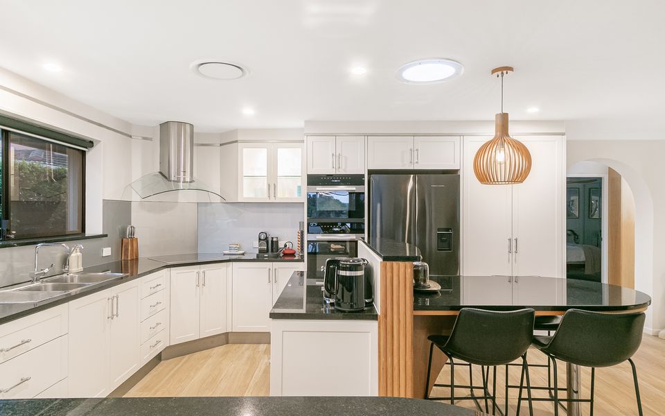 Salthill – Waterfront Pet Friendly Family Home on the Tweed River – Linen Provided – Min. 3 Night Stays!