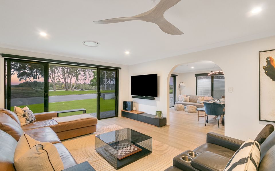 Salthill – Waterfront Pet Friendly Family Home on the Tweed River – Linen Provided – Min. 3 Night Stays!