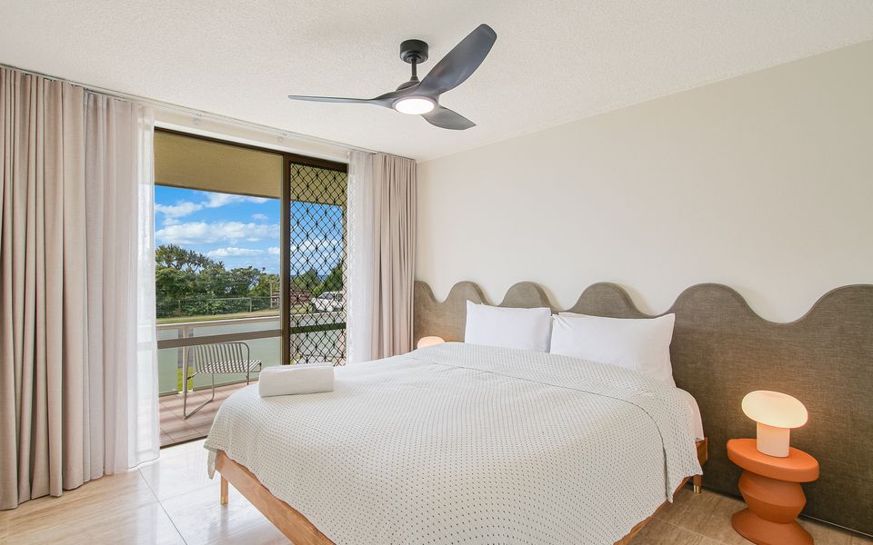 Longbeach 2 – Bilinga Beachfront Luxury – Linen Provided – Min. 3 Night Stays