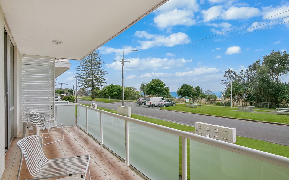 Longbeach 2 – Bilinga Beachfront Luxury – Linen Provided – Min. 3 Night Stays