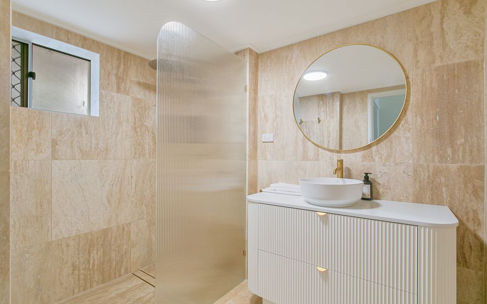 Longbeach 2 – Bilinga Beachfront Luxury – Linen Provided – Min. 3 Night Stays