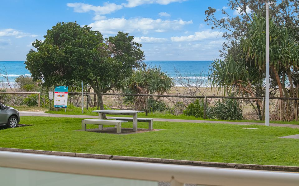 Longbeach 2 – Bilinga Beachfront Luxury – Linen Provided – Min. 3 Night Stays