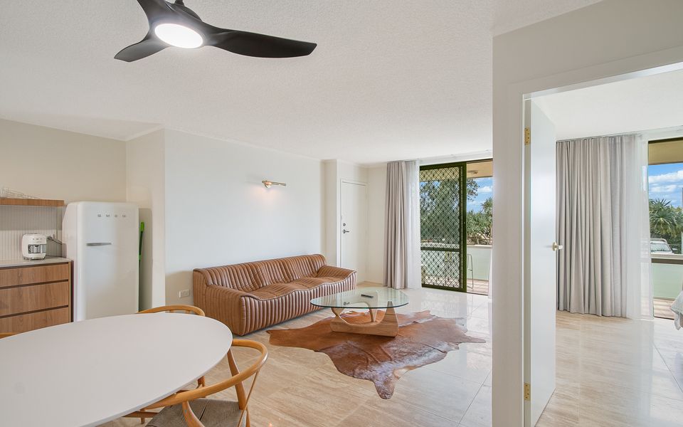 Longbeach 2 – Bilinga Beachfront Luxury – Linen Provided – Min. 3 Night Stays