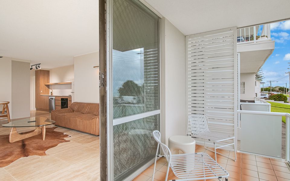 Longbeach 2 – Bilinga Beachfront Luxury – Linen Provided – Min. 3 Night Stays