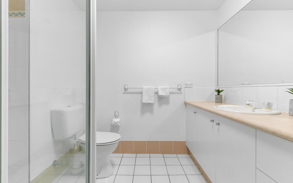 Sanctuary Lake Apartment 25 – Peaceful Beachside Currumbin – Min. 3 Nights – Linen Provided