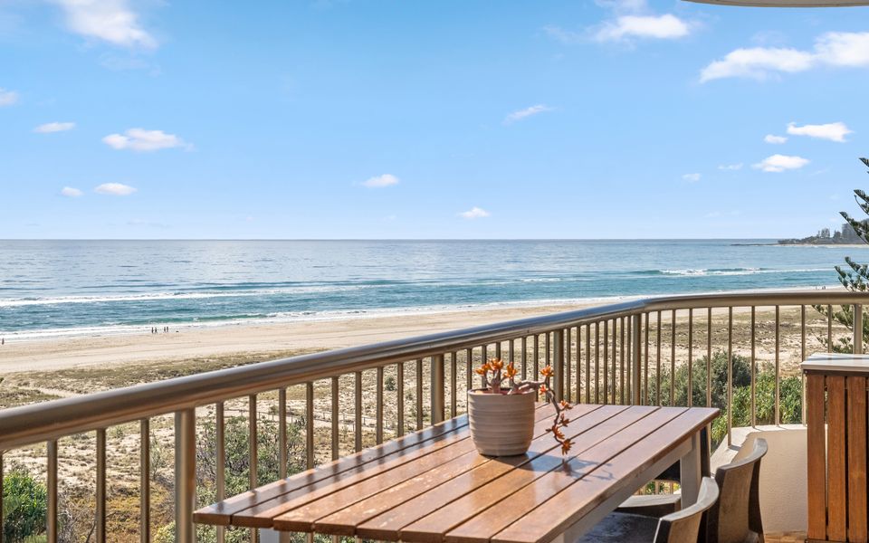 Porta Pacifique 19 – Beachfront Bilinga – Min. 3 Night Stays – Linen Provided
