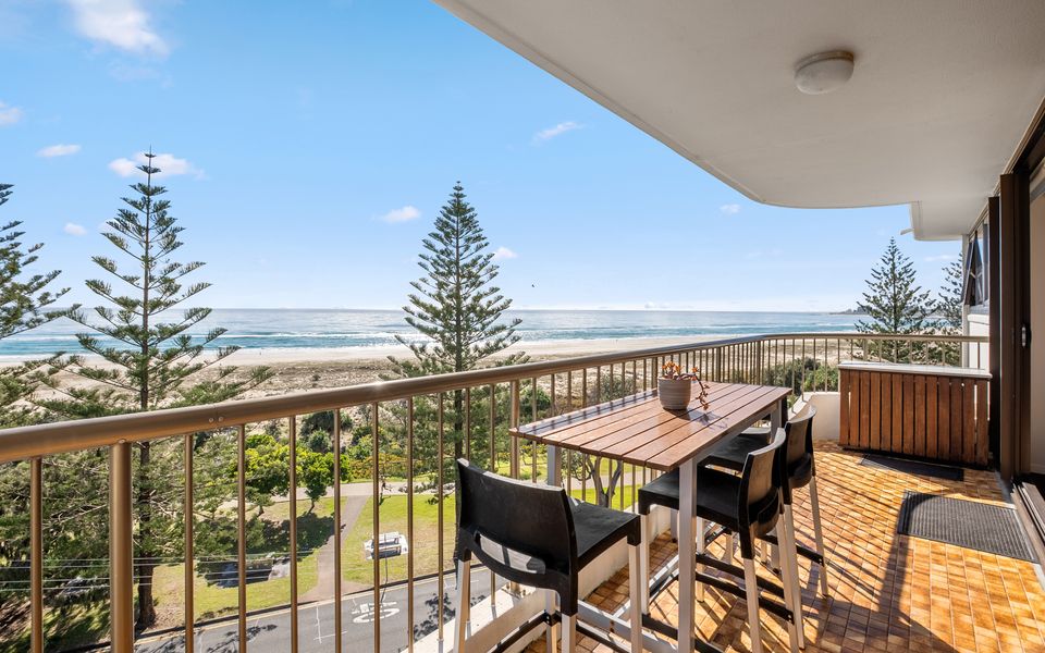 Porta Pacifique 19 – Beachfront Bilinga – Min. 3 Night Stays – Linen Provided