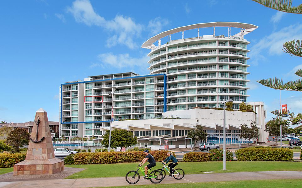 Kirra Surf 508 – Enjoy Kirra beachfront luxury – Linen Provided – Min. 3 night stays!