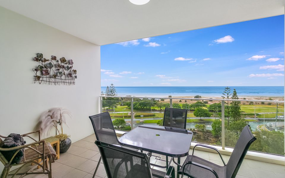 Kirra Surf 508 – Enjoy Kirra beachfront luxury – Linen Provided – Min. 3 night stays!