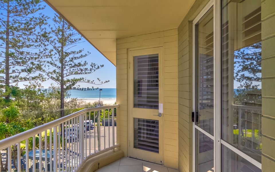 Beach Pines 5 – Fully Renovated North Kirra Beachfront – Min. 3 Night Stays