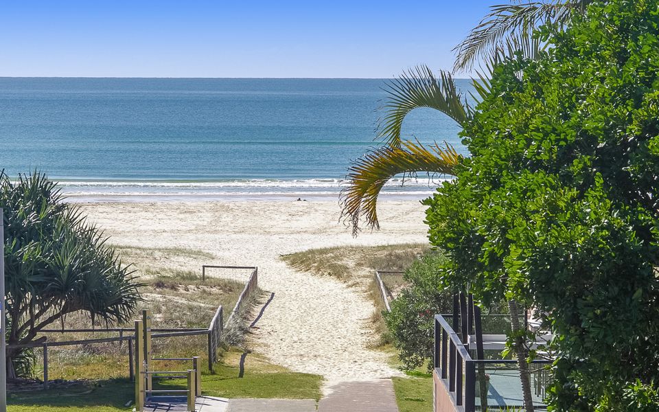 Beach Pines 5 – Fully Renovated North Kirra Beachfront – Min. 3 Night Stays