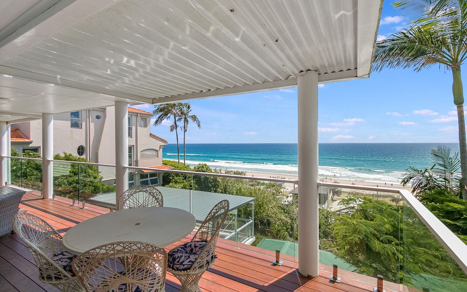 Ocean Blue on Currumbin Hill – Pet Friendly – Linen Provided!