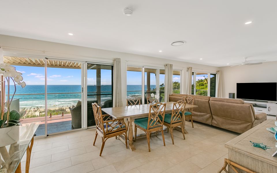 Ocean Blue on Currumbin Hill – Pet Friendly – Linen Provided!