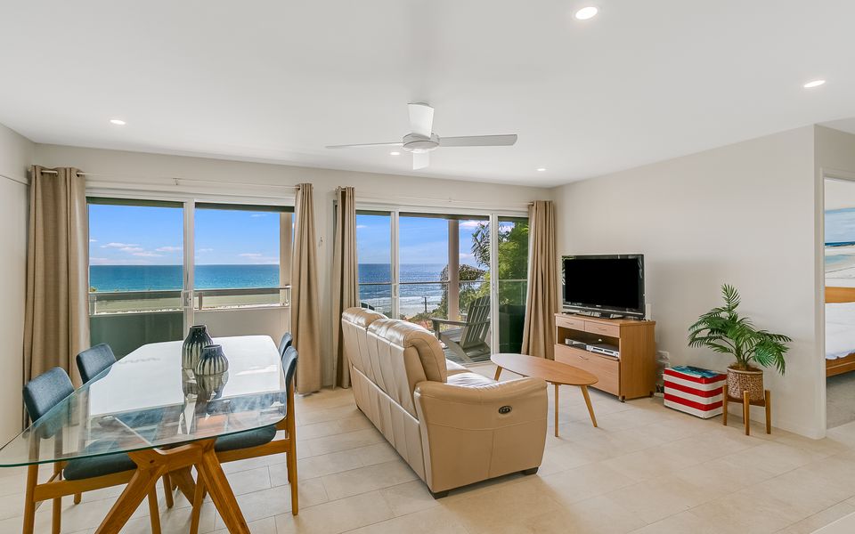 Ocean Blue on Currumbin Hill – Pet Friendly – Linen Provided!