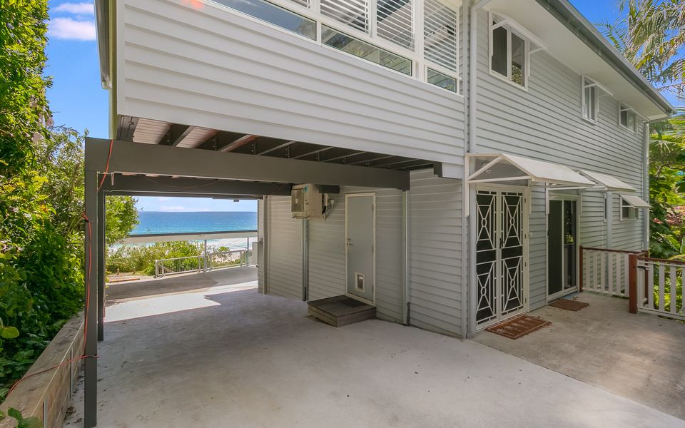 Ocean Blue on Currumbin Hill – Pet Friendly – Linen Provided!