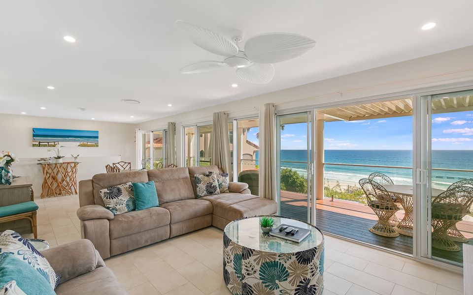 Ocean Blue on Currumbin Hill – Pet Friendly – Linen Provided!