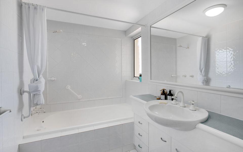 Orion 2 – Beachfront Rainbow Bay / Coolangatta – All Linen Supplied – Min. 3 night stays year round!