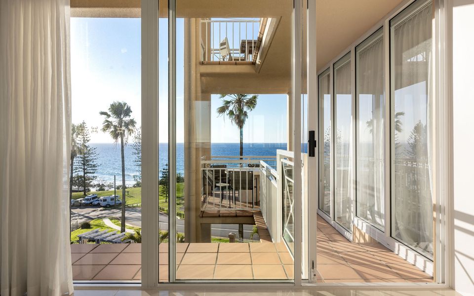 Orion 6 – Beachfront Rainbow Bay – All Linen Supplied – Min. 3 Night Stays!