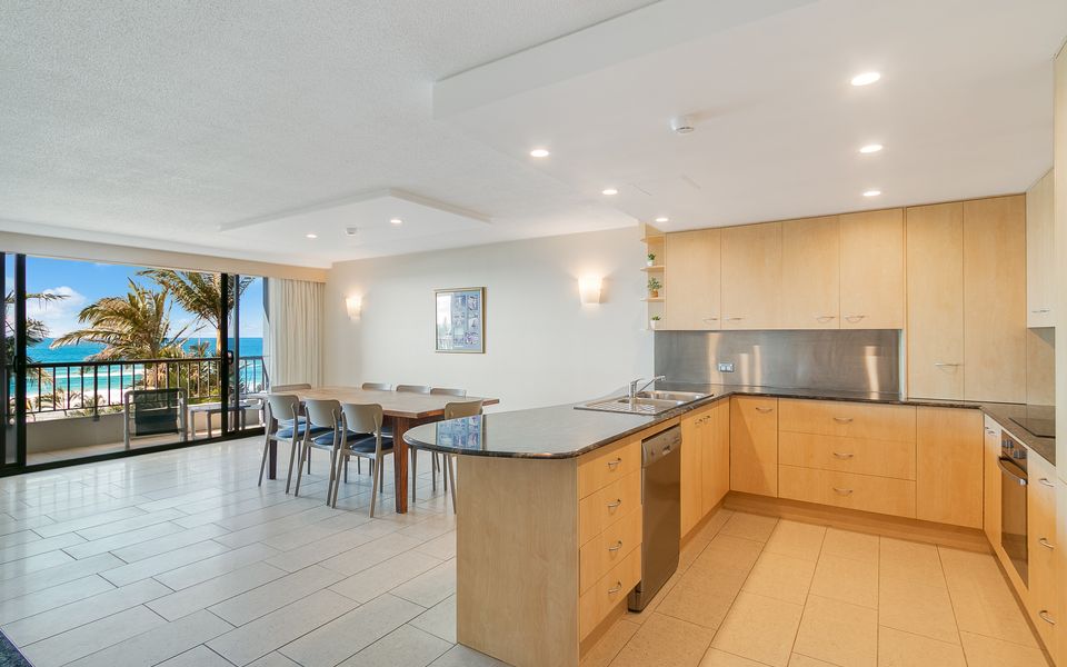 Rocks Resort 4G – Currumbin Beachfront – Min. 3 night stays!