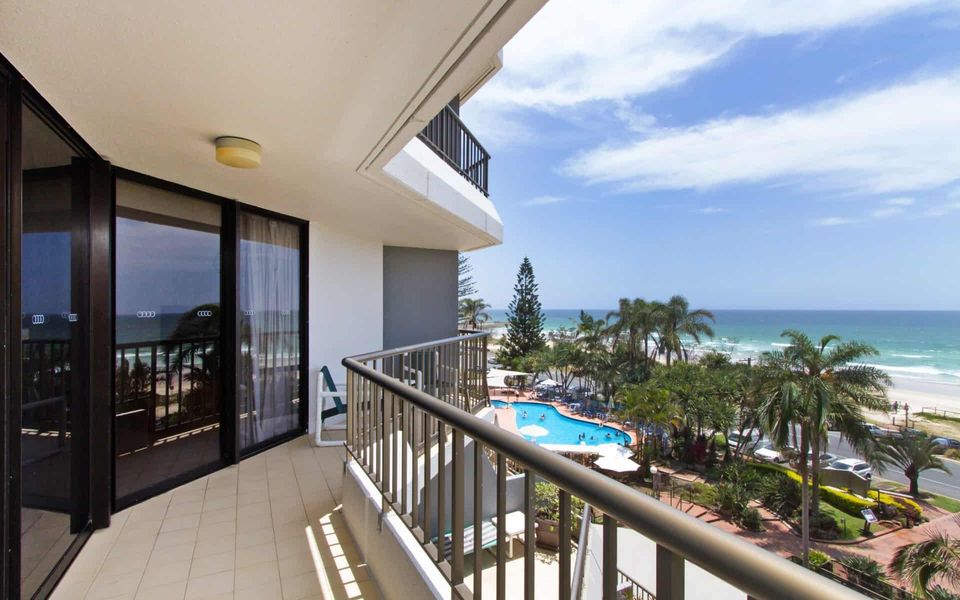 Rocks Resort 4G – Currumbin Beachfront – Min. 3 night stays!