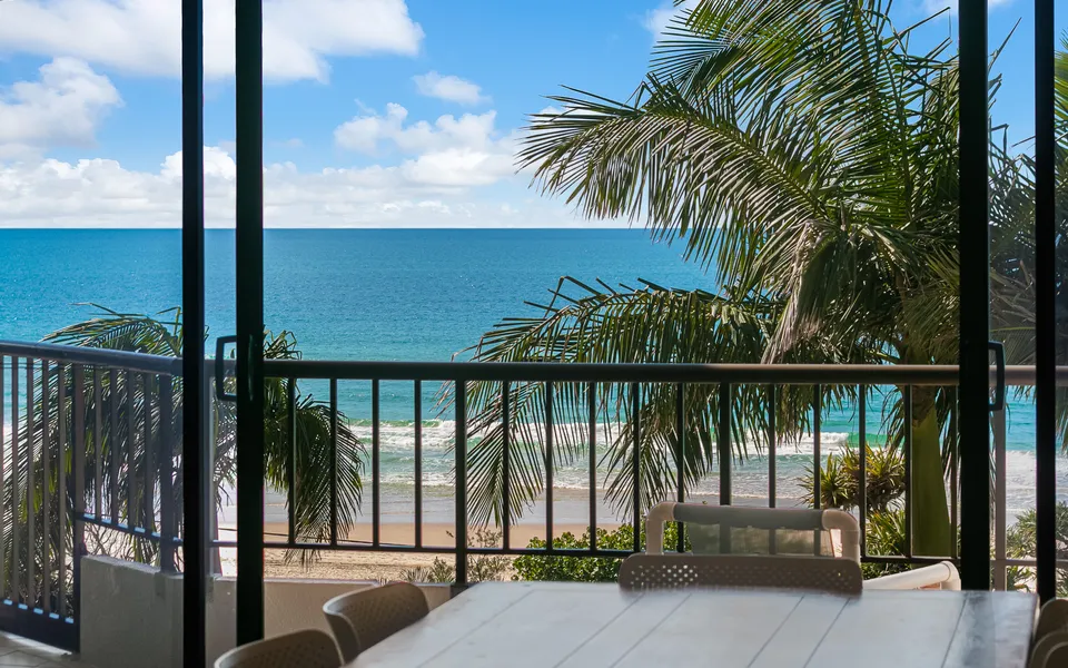 Rocks Resort 4G – Currumbin Beachfront – Min. 3 night stays!