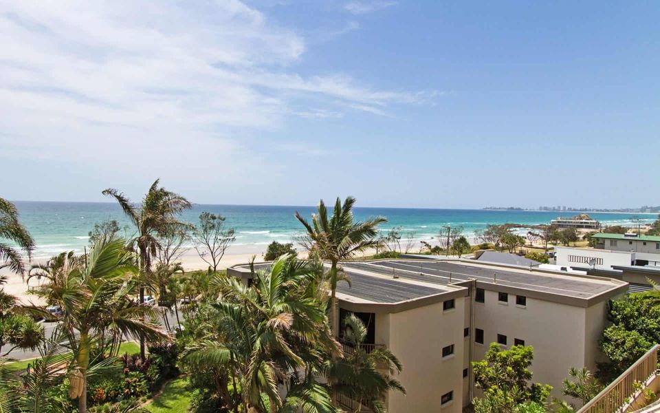 Rocks Resort 4G – Currumbin Beachfront – Min. 3 night stays!
