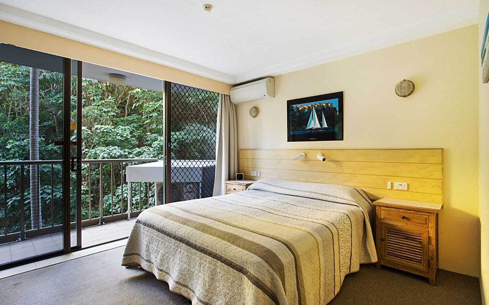 Rocks Resort 4G – Currumbin Beachfront – Min. 3 night stays!