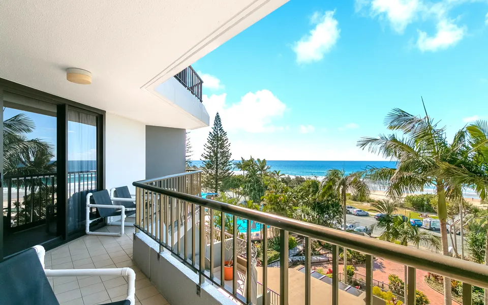 Rocks Resort 4G – Currumbin Beachfront – Min. 3 night stays!