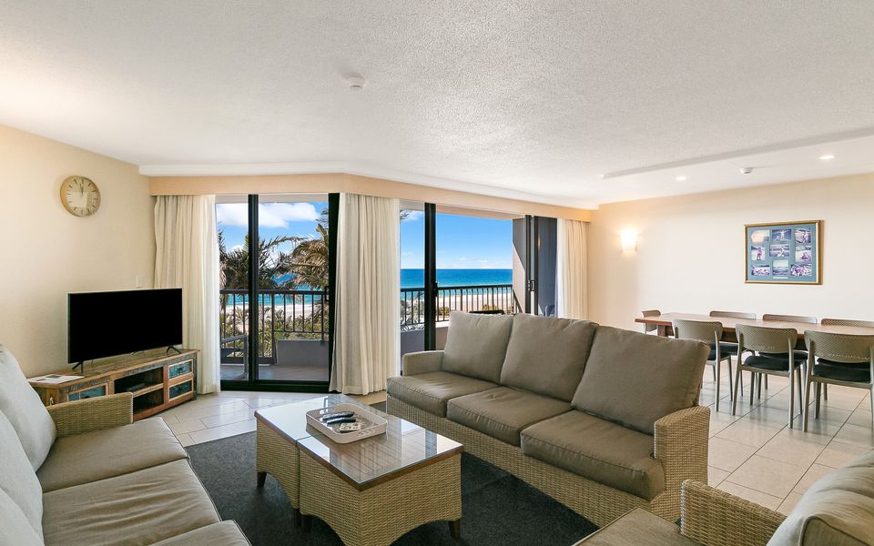 Rocks Resort 4G – Currumbin Beachfront – Min. 3 night stays!