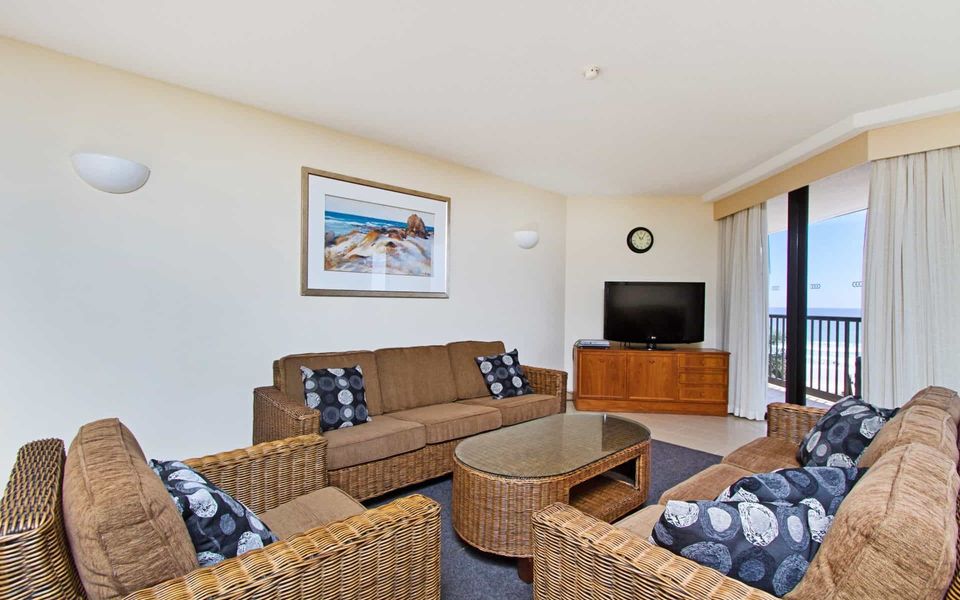 Rocks Resort 4G – Currumbin Beachfront – Min. 3 night stays!