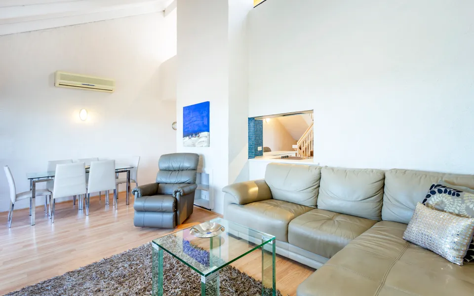 Como Mezzanine Retreat