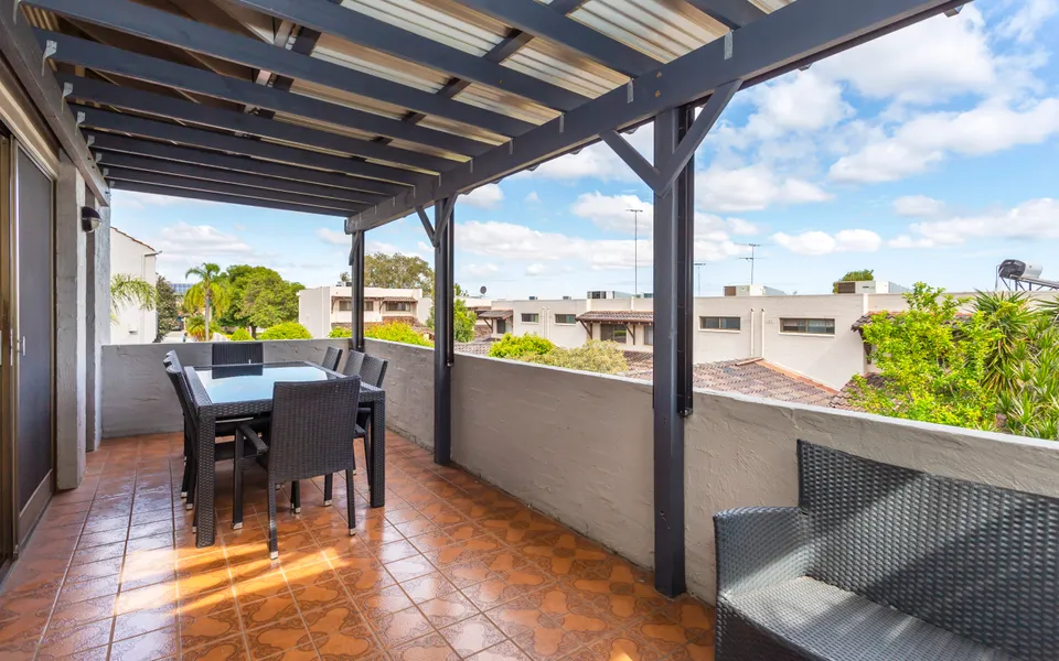 Como Mezzanine Retreat