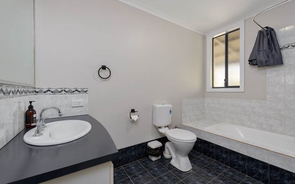 79 Nimitz Street – Pool and Pet Friendly