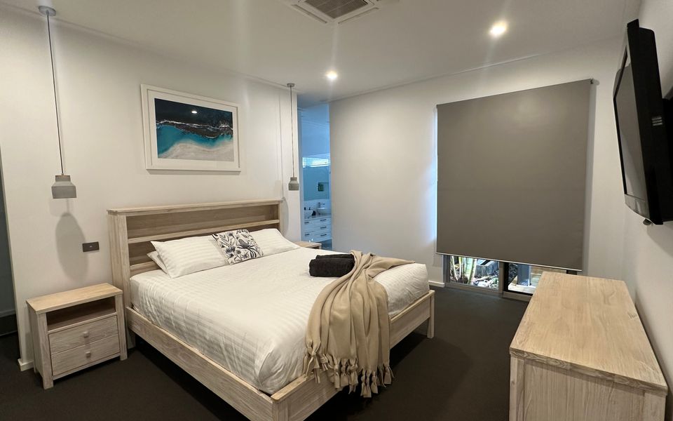 28 Kestrel Place – Pool and Jetty (15m)