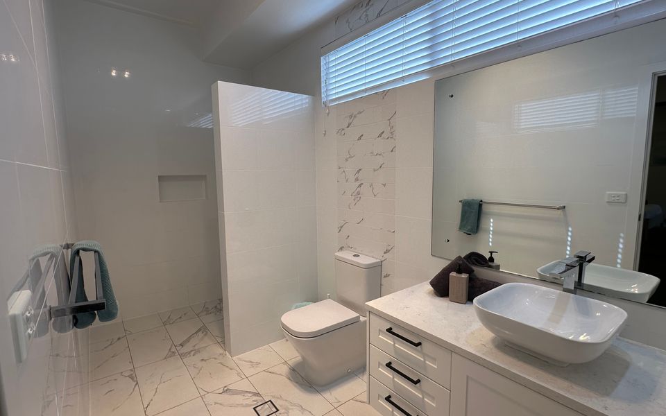 28 Kestrel Place – Pool and Jetty (15m)