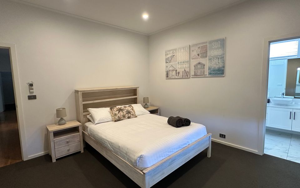 28 Kestrel Place – Pool and Jetty (15m)