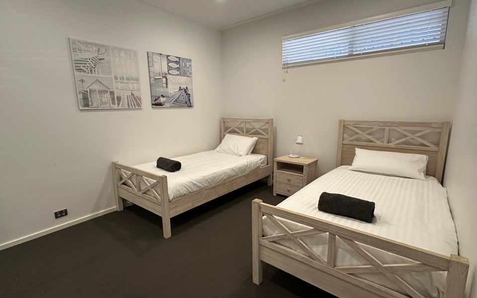 28 Kestrel Place – Pool and Jetty (15m)