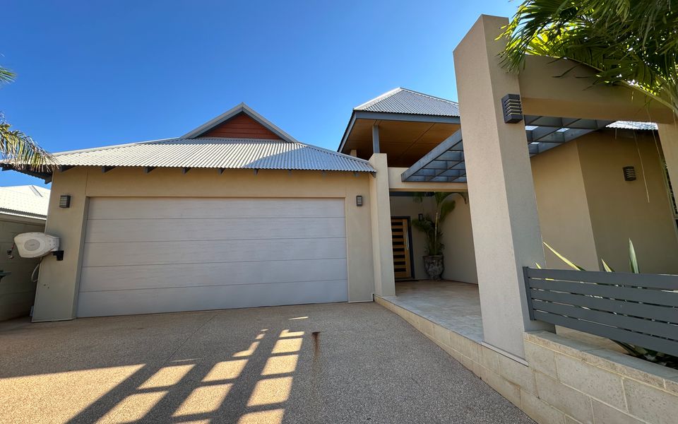 28 Kestrel Place – Pool and Jetty (15m)