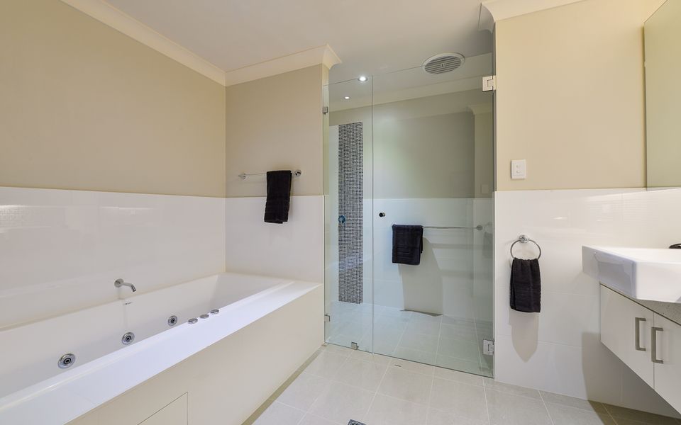 33 Inggarda Lane – 4 Person Spa and Jetty (Max 12m)