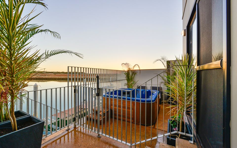 33 Inggarda Lane – 4 Person Spa and Jetty (Max 12m)